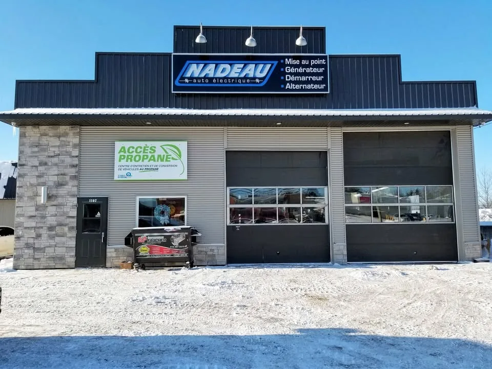 Vue d’ensemble du bâtiment de Nadeau Auto Électrique depuis le stationnement.
